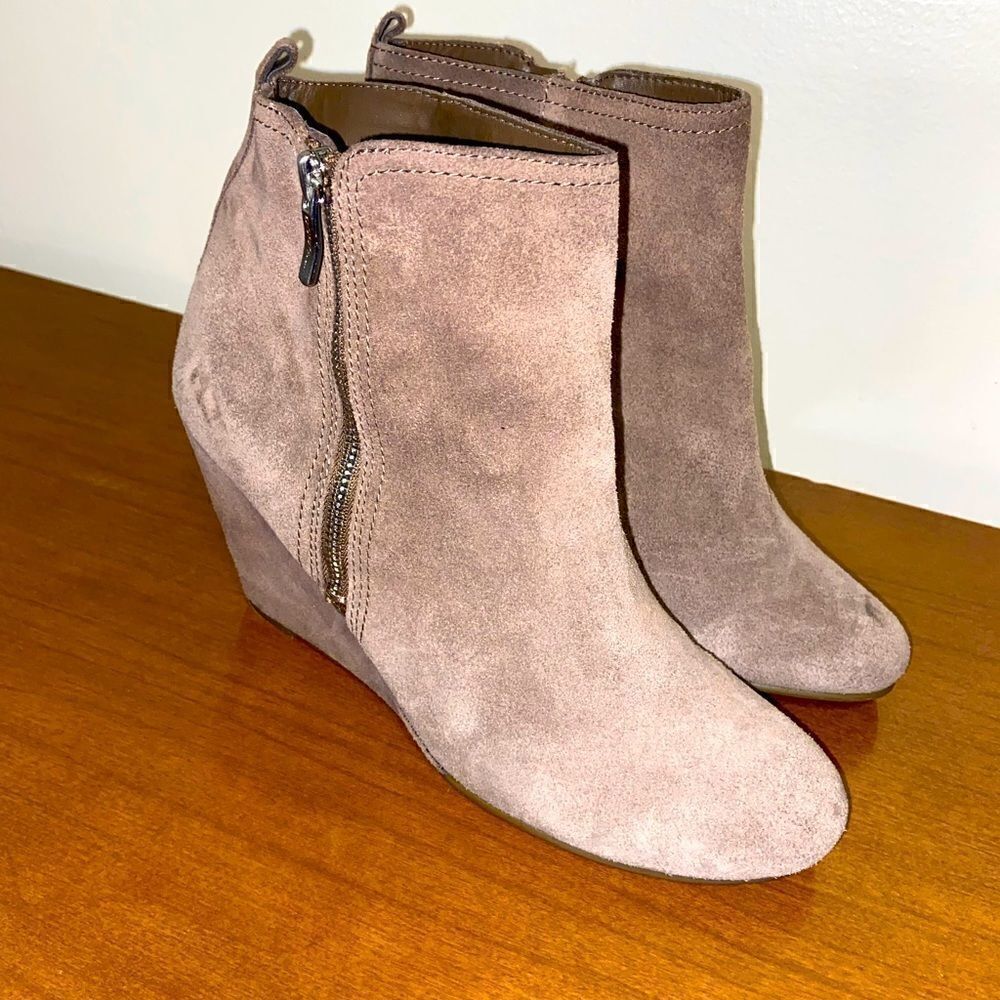 BCBG generation suede ankle booties size 9.5